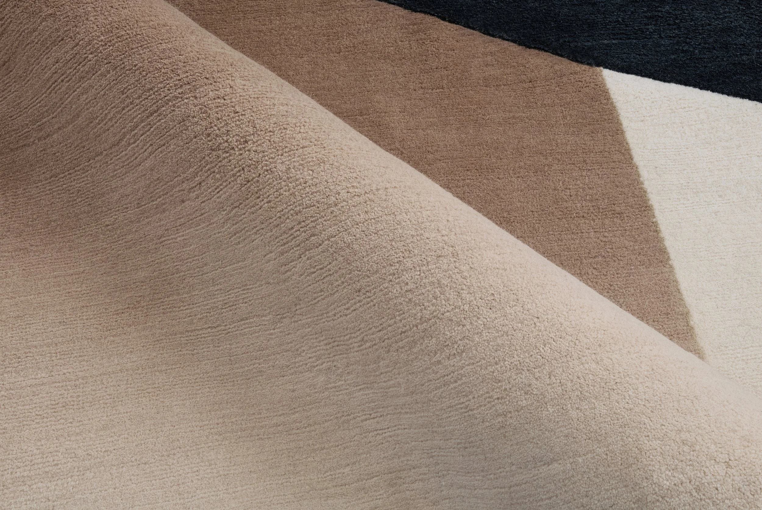 Vestige-Lunara-Detail1-Handknotted-Loominary-CreativeMattersInc.jpg