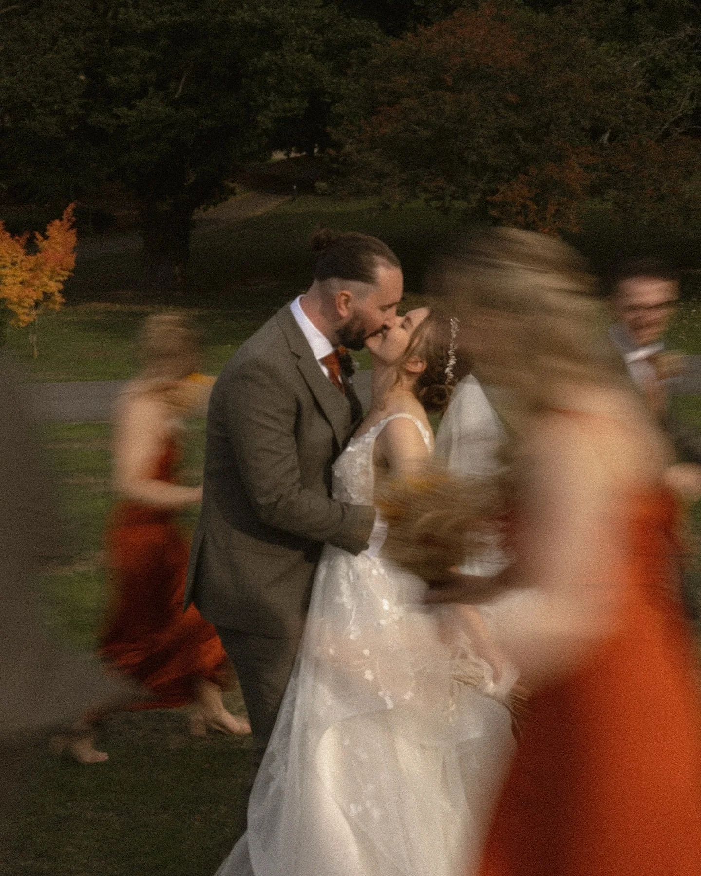 Autumnal love story in the U.K. 🍂✨

What an absolute blessing it was to be a part of S&amp;A&rsquo;s beautiful day at @thewarrenestate_weddings 

The weather was on our side (minus the tiny bit of rain just before the ceremony that tied the knot tig