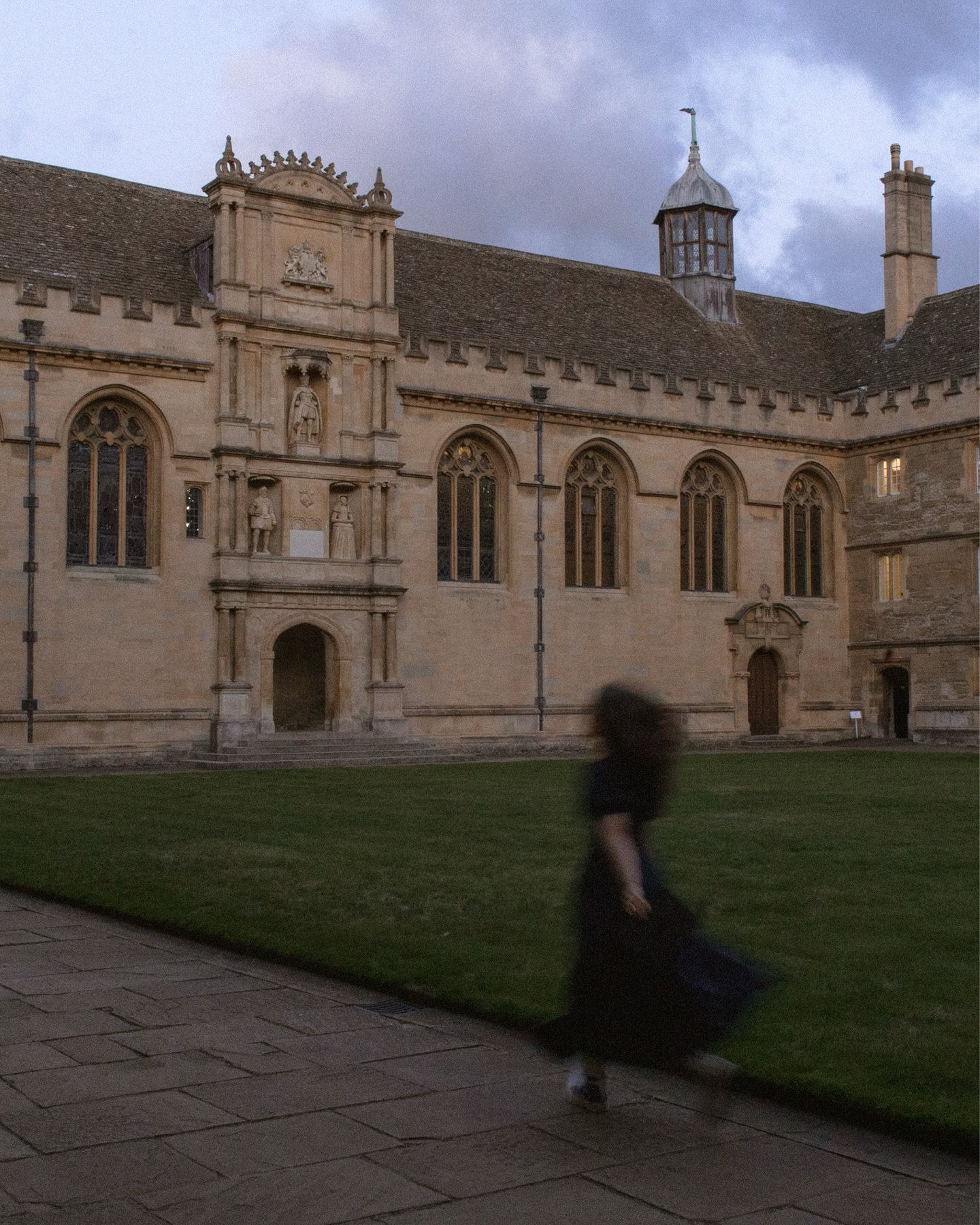 Kimia in Oxford 👩&zwj;🎓✨

Hitting up the grid with something a bit different &mdash; a few of my faves from a graduation shoot with an Oxford uni student in September.

We danced around some of the keys buildings where Kimia studied, threw her cap 