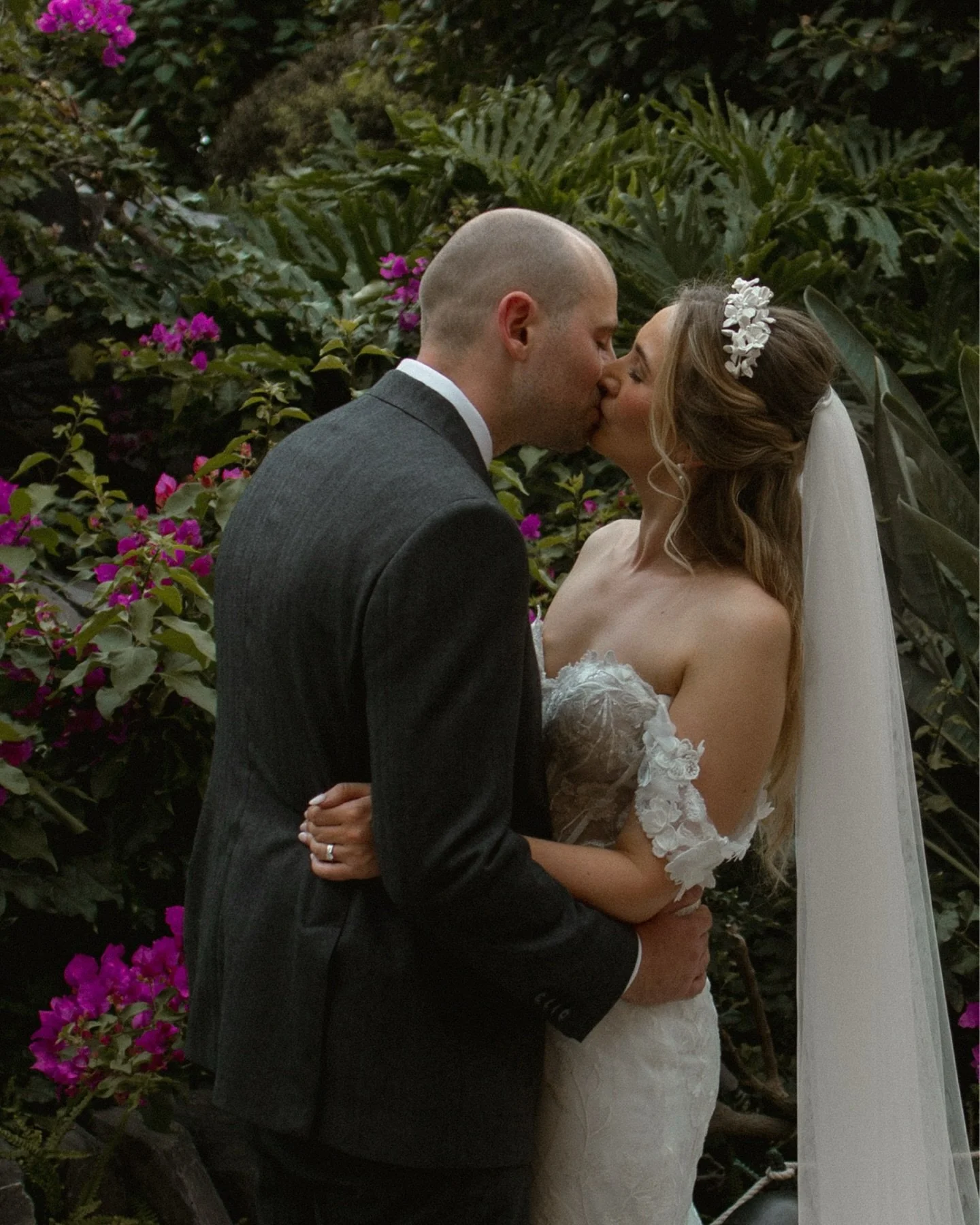 Just a few of my favourites from this beautiful wedding at Jephson Gardens in the summer ✨

This wedding will forever have a love/hate relationship in my heart. It was the HOTTEST day of the year in the U.K. and we were celebrating in a glasshouse wi