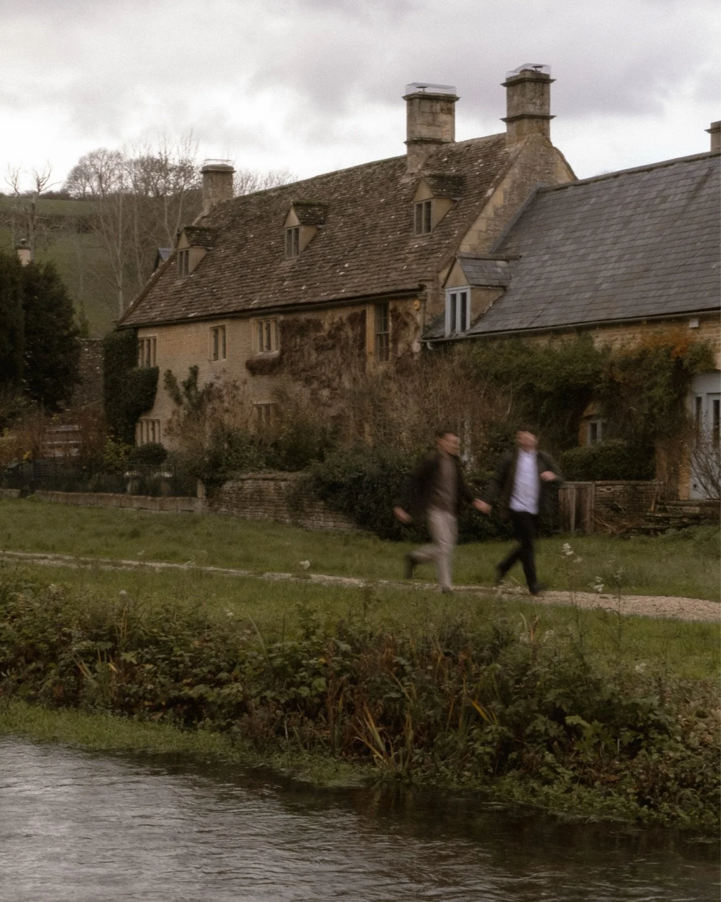 Here for the moments that feel like movie stills 🎥✨

I will never be over these two and their picture perfect engagement in The Cotswolds, with their contagious energy, the way they looked at each other, the way they couldn&rsquo;t stop giggling tog