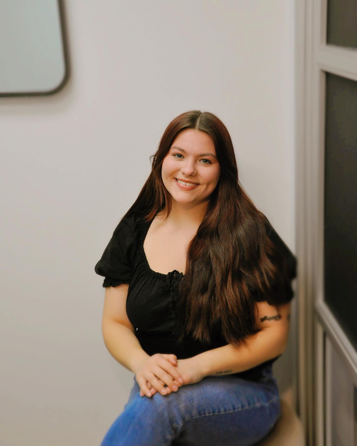 Introducing&hellip; Morgan Boesch 🤍
Desi Esthetics first intern for business logistics &amp; we are so happy to have her! Morgan is a student at PFW majoring in Communications &amp; Women&rsquo;s Studies. If you see Morgan around the spa- give her a