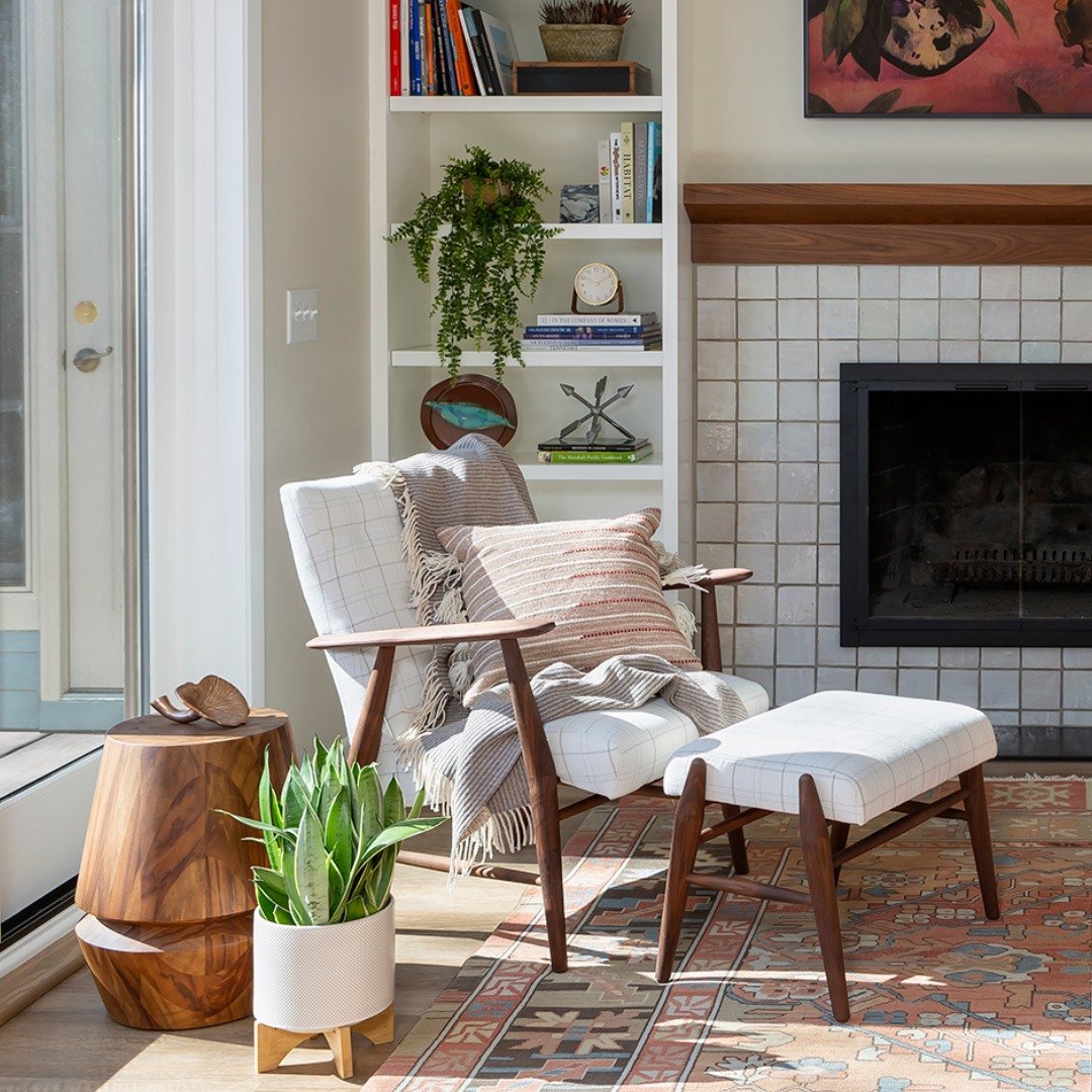 Soaking in the longer hours of sun! ☀ ⁣
⁣
The laid-back style of this living room creates the perfect spot to relax! It's all about those summer vibes! 😎⁣
⁣
📸 @andrearuggphotography