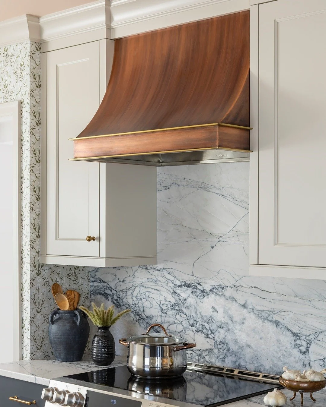 ✨ Artisan-Made, One of a Kind ✨⁣
⁣
There&rsquo;s nothing quite like a piece crafted by hand. This custom copper range hood with its subtle curves and brass detailing is the perfect example. Every artisan-made element tells a story, one of skill, pati