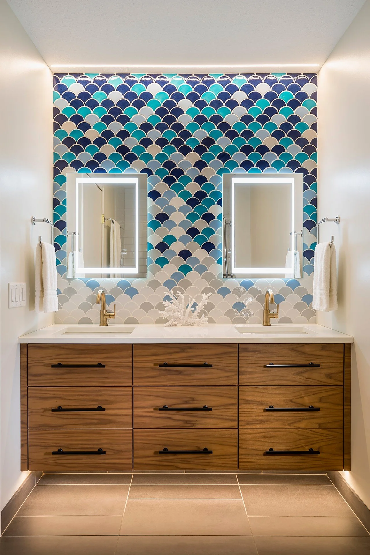 The Elm Creek Bath is a great example of a night and day difference without changing the layout. ⁣
⁣
A great throwback for a Thursday, don't you think? 💙⁣
⁣
Swipe to see the before!⁣
⁣
📸 @andrearuggphotography⁣
Tile @mercurymosaics