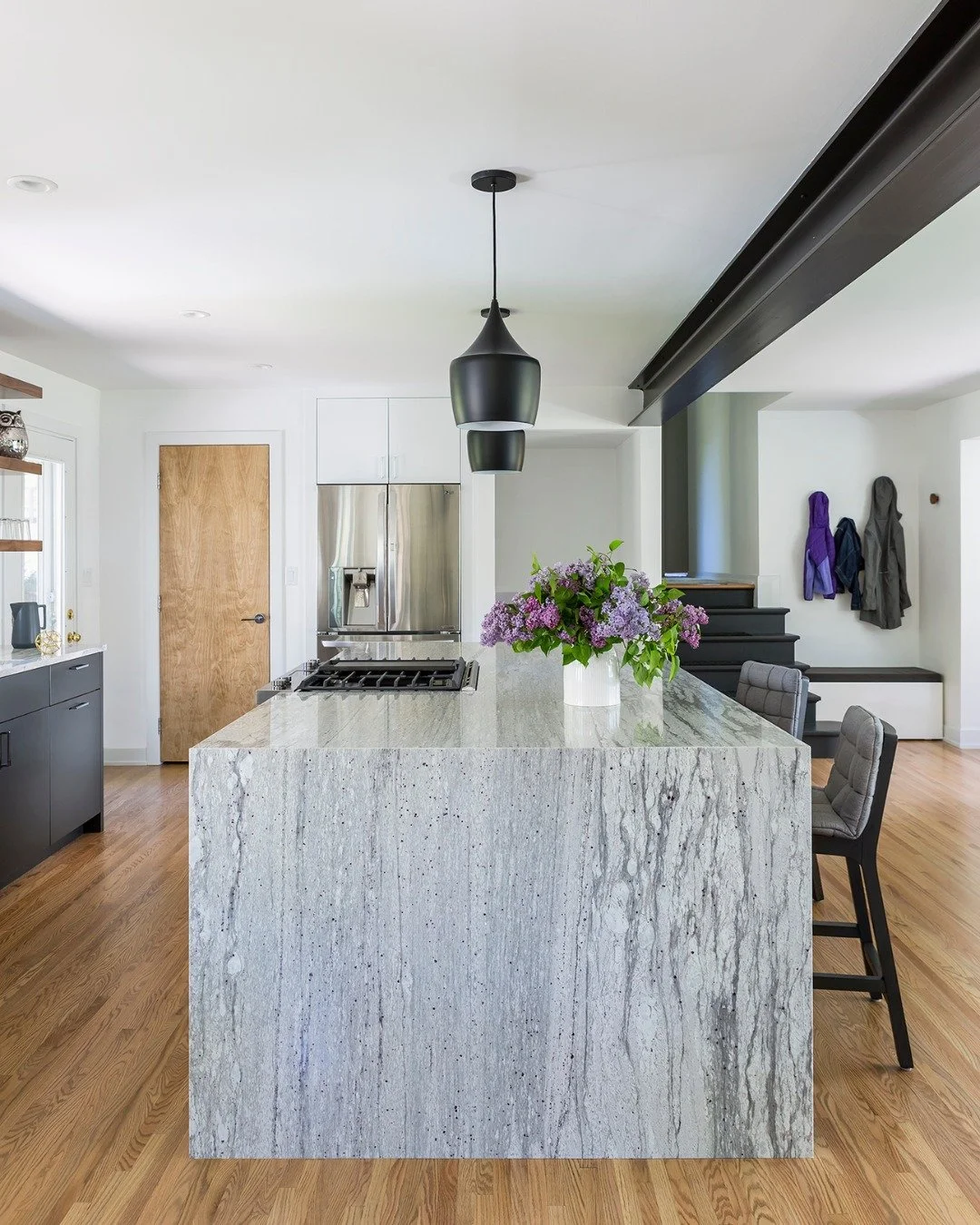 The stunning waterfall counter in the Pamela Park Kitchen is as stunning as it was when it was installed several years ago. Absolutely one of kind. Uniquely beautiful. ⁣
⁣
Open concept living made possible by the massive steel beam that we left expos