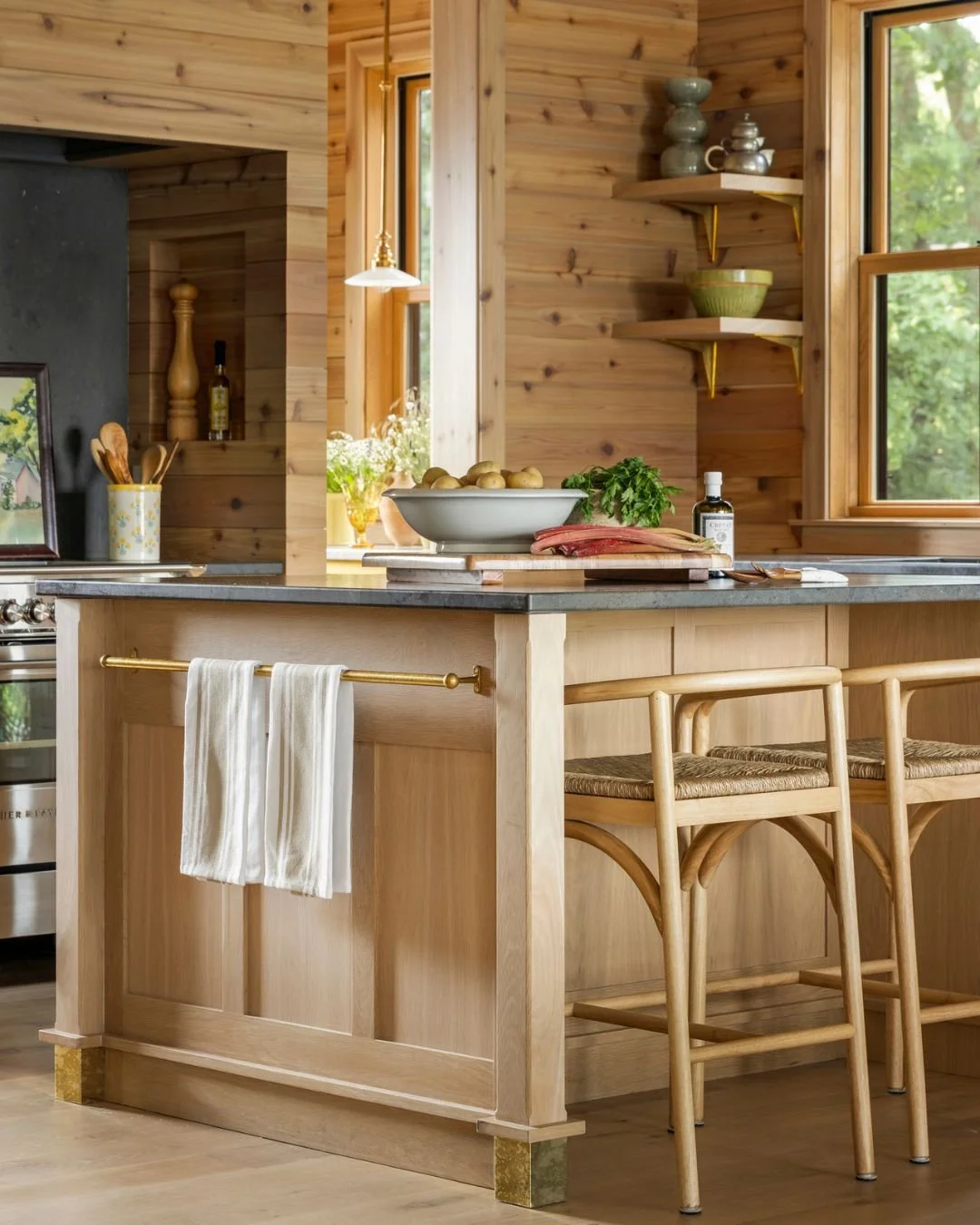 Kitchens will get a major workout over the Thanksgiving holiday so let's talk about the MVP of the kitchen &mdash; The Kitchen Island! 💪⁣
⁣
Chopping station, storage hub, breakfast spot, and gathering place - all in one powerhouse centerpiece. It&rs