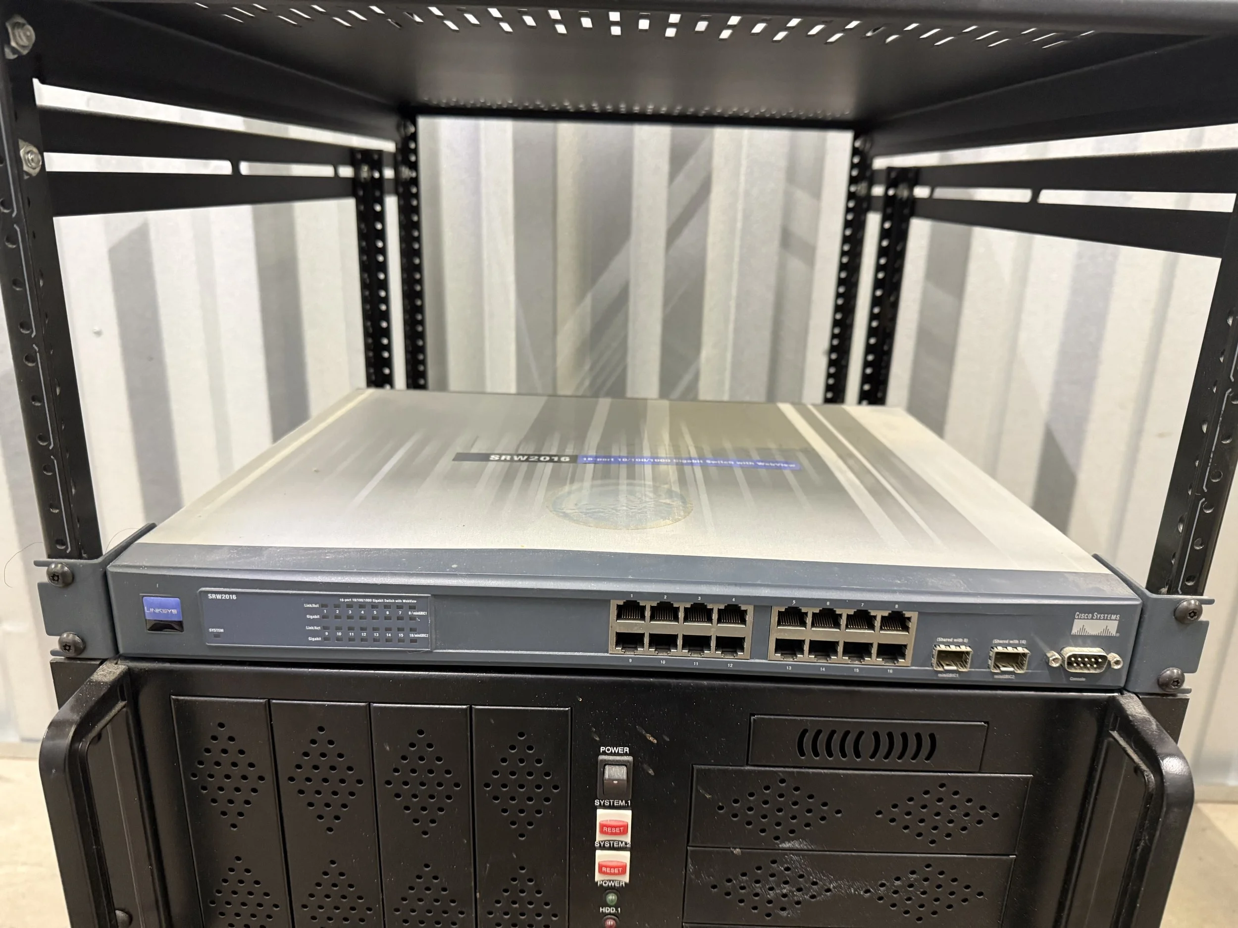142.  Linksys Cisco Systems SRW2016 16 port gigabit switch with Webview, not tested, as is smoking environment