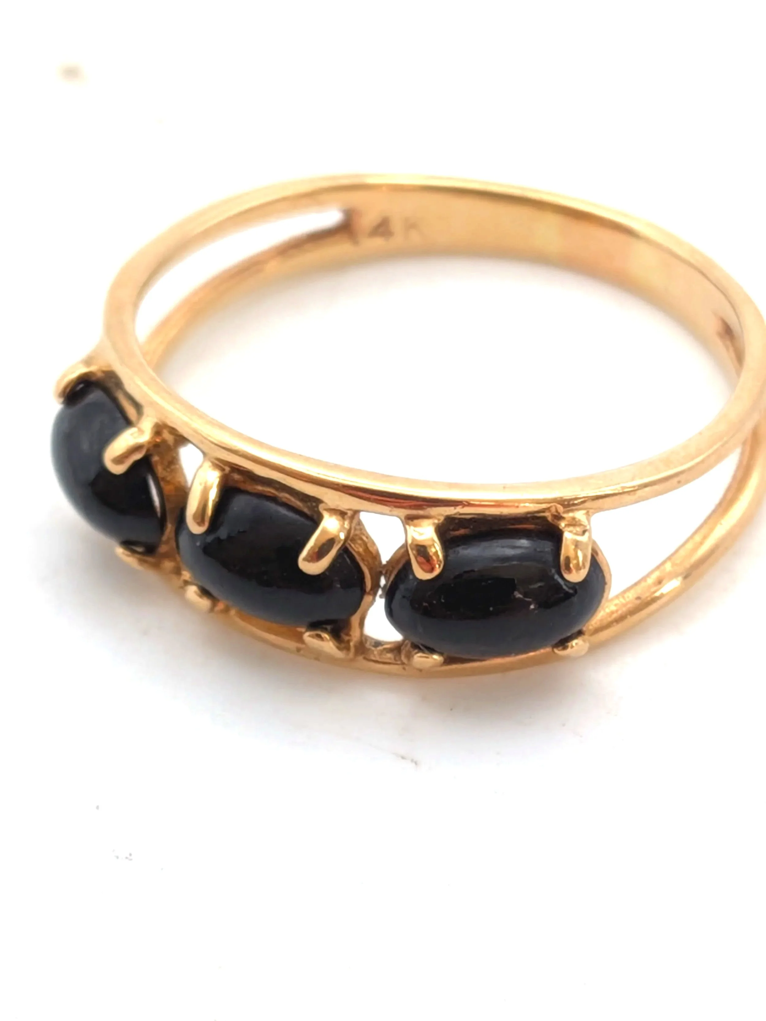 671.  14kt yellow gold cabochon cut black coral ring 1.71 gm appraised $1300