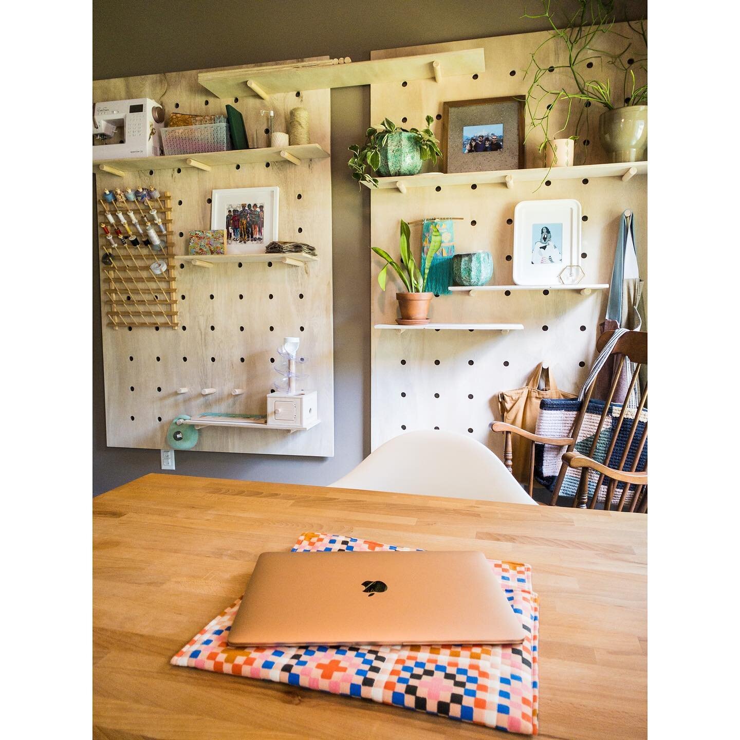 Made a laptop sleeve to go along with this new workspace view🤓
Fabric is Honey by @alexiamarcelleabegg @rubystarsociety picked up from @freemanscreative 💙

#rubystarsociety #rubystarsocietyfabric #craftroom