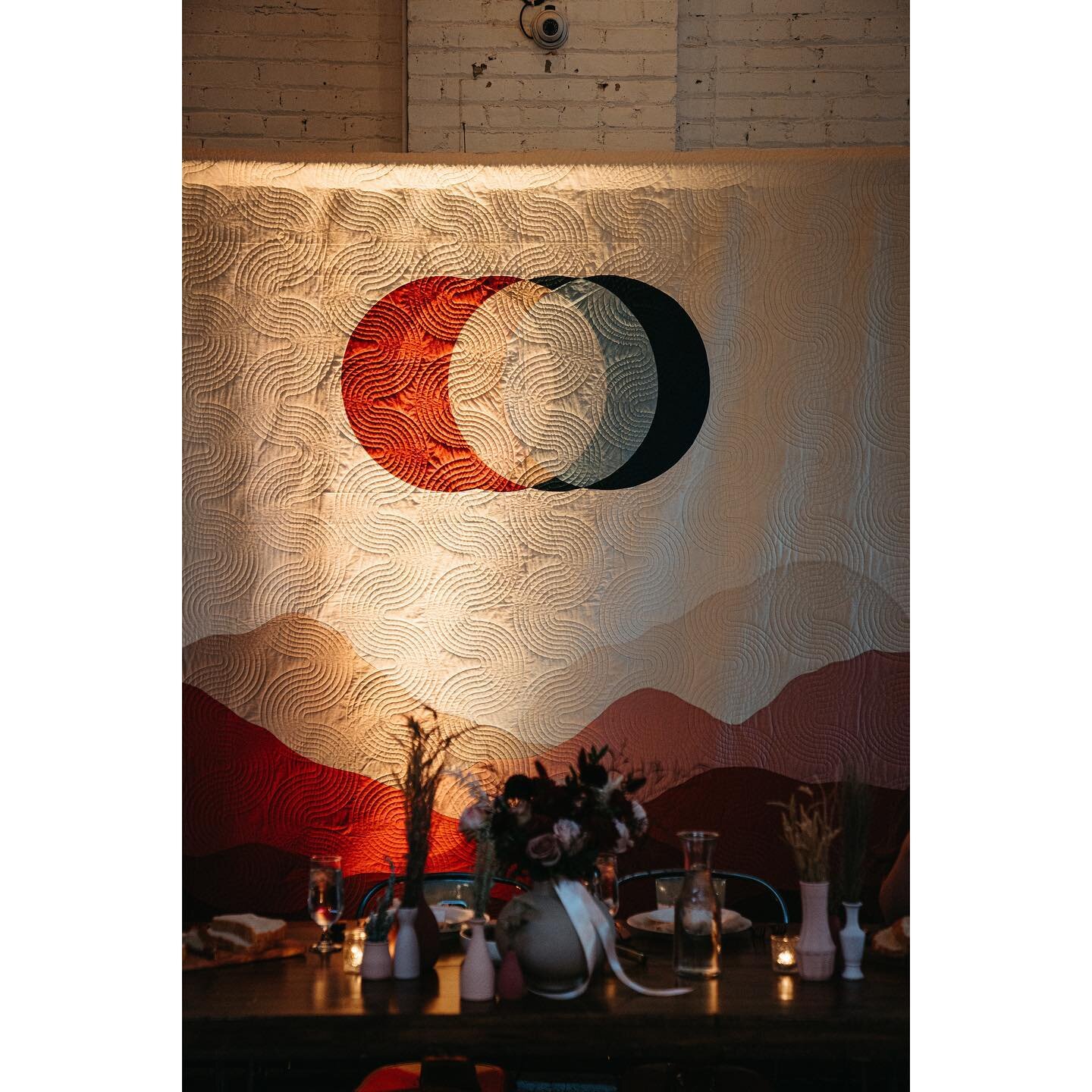 This lighting really highlights the texture created by the quilting pattern by @juliehirt 〰️〰️〰️
Quilting done by @caryquiltingco 
Pattern is Hippie Dippie
Photo by @jojulia 
&hellip;
#modernquilt #modernquilting #modernquilter #modernquilts #wedding