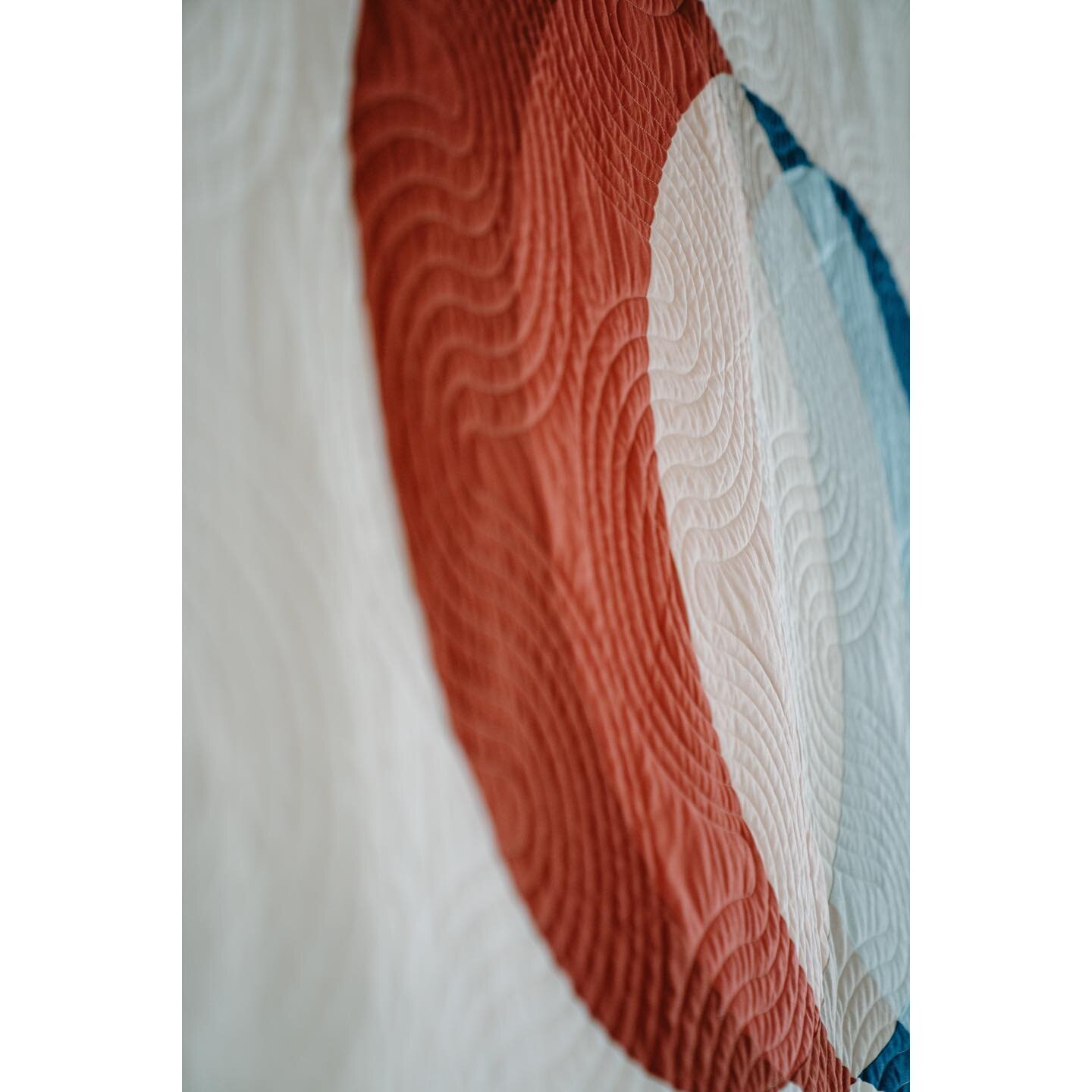 Close up of the incredible texture from the quilting by @caryquiltingco using the pattern Hippie Dippie by @juliehirt 
&hellip;
#modernquilt #modernquilting #modernquilter #modernquilts #pantographquilting #pantograph #e2equilting #e2e #konasolids #e