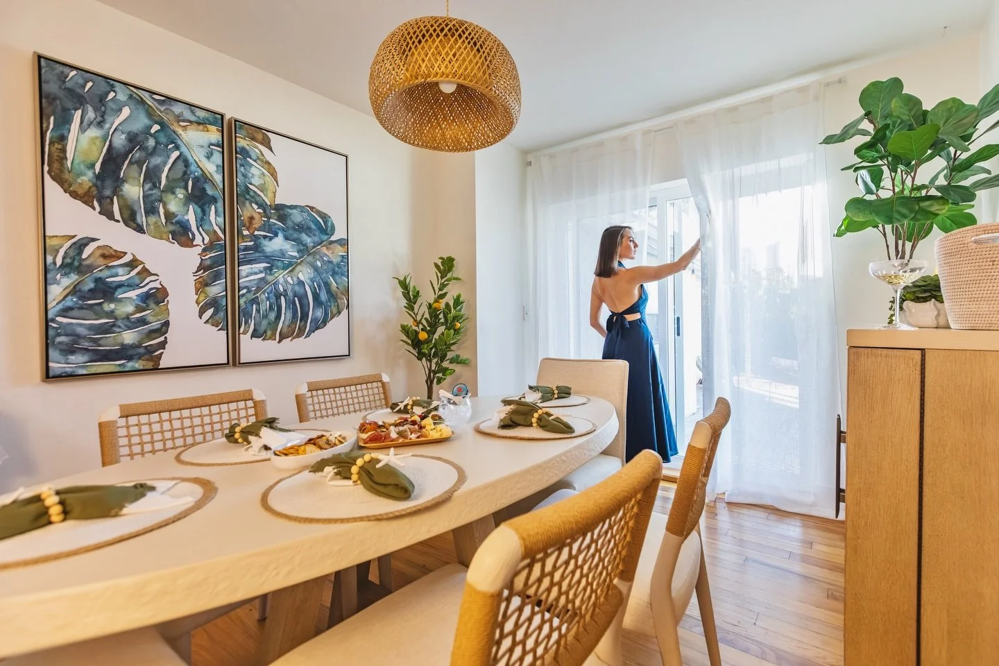 Peeking through to that final dining room reveal! 🌞 Our dining room has officially entered her elevated era &mdash; thoughtfully designed, layered, and completely reimagined with @matterbrothersfurnituredesign.✨

The Dockside 80&rdquo; Oval Dining T