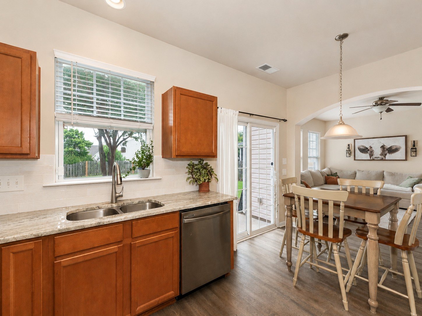 Chat kitchen dining area lr.jpg
