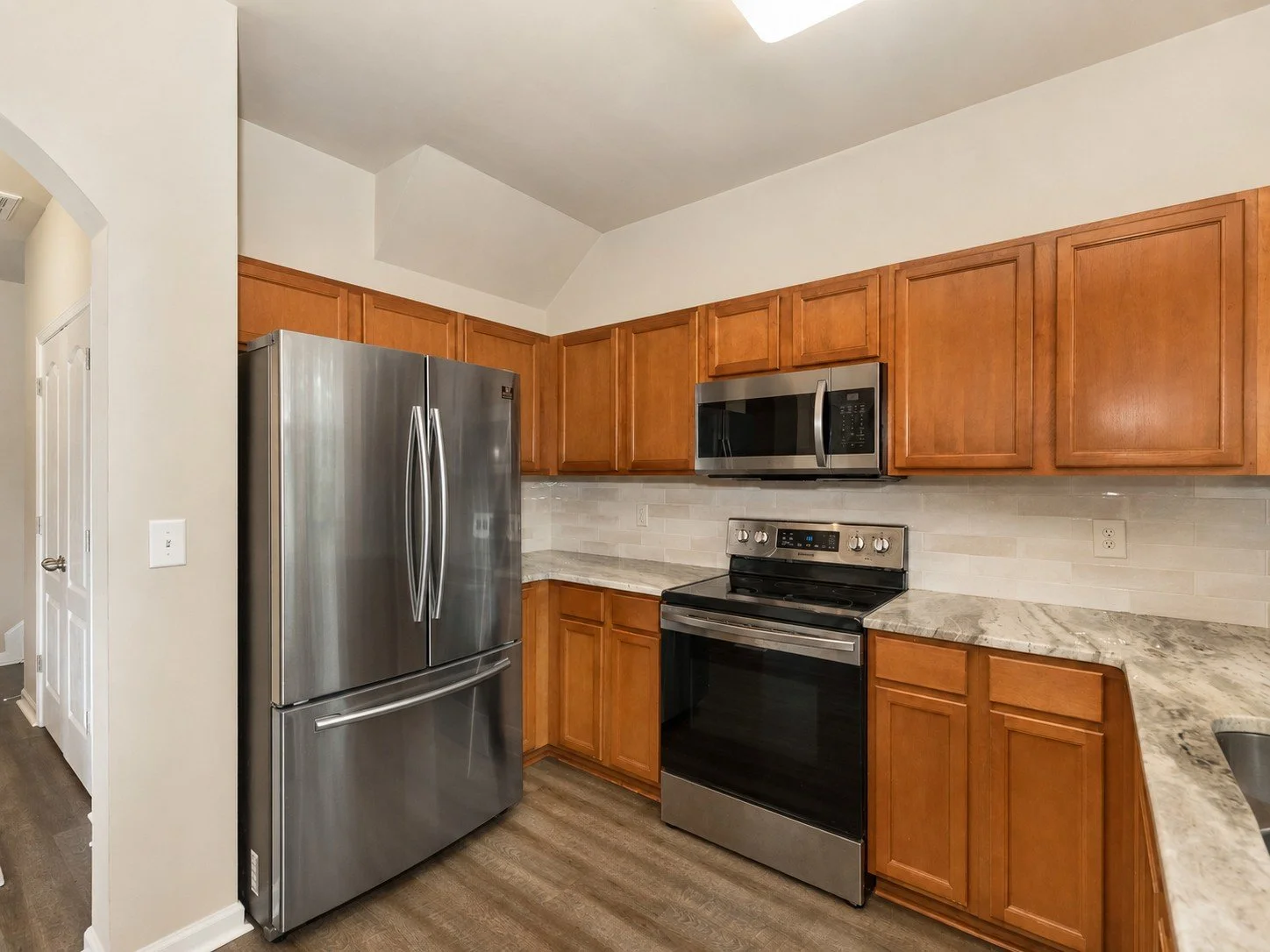Chat kitchen 2.jpg
