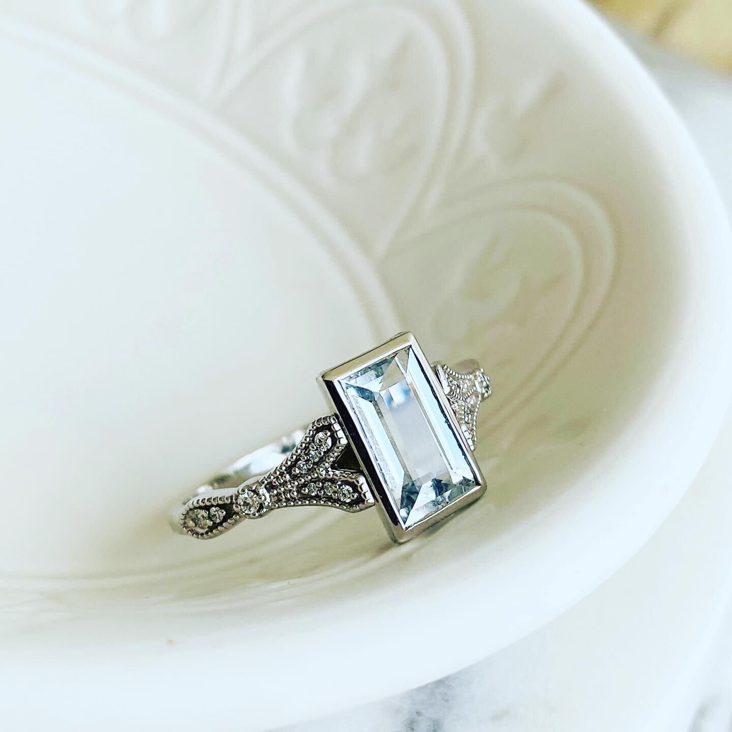 Icy blue hues ✨💍
⠀⠀⠀⠀⠀⠀⠀⠀⠀
Delicate #artdeco details on this custom Aquamarine ring that was picked up this week! Diamonds tapering in a silvery white gold custom setting + bezel set with an elongated baguette cut light Sky blue Aquamarine✨