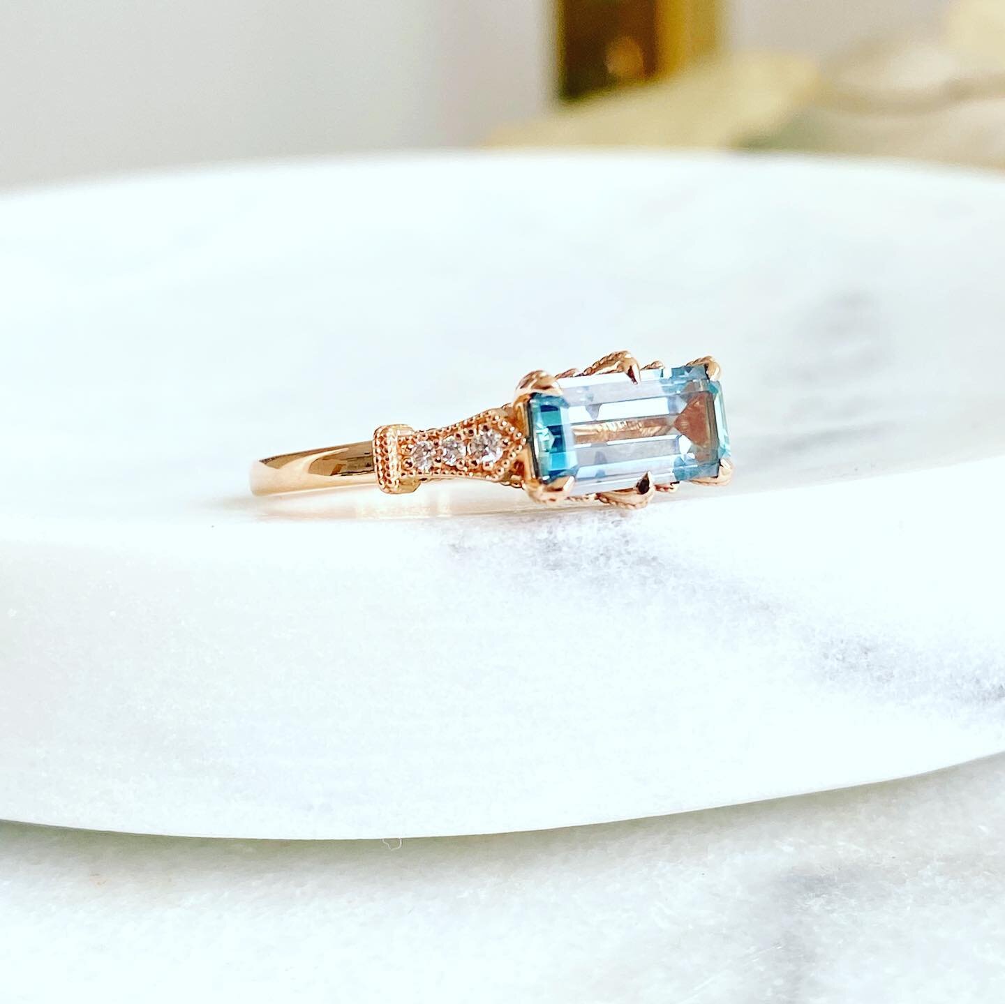 Color Makes Me Happy ✨🌈
⠀⠀⠀⠀⠀⠀⠀⠀⠀
How does this custom Montana Sapphire rose gold ring make you feel? Set horizontally in a simply perfect rose gold Art Deco custom designed setting with claw prongs
⠀⠀⠀⠀⠀⠀⠀⠀⠀
This ring makes me have alll the #friday