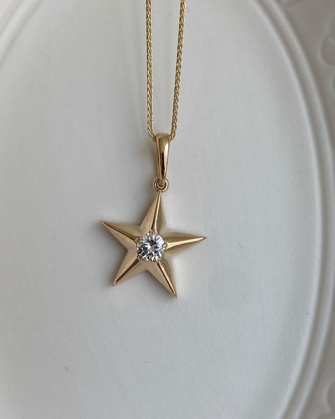 You're a star 💫 ⠀⠀⠀⠀⠀⠀⠀⠀⠀
⠀⠀⠀⠀⠀⠀⠀⠀⠀
Custom diamond and star pendant. Shhh it's a surprise 🤫 ! Yellow gold with a central diamond - the perfect everyday reminder to shine bright you star you!