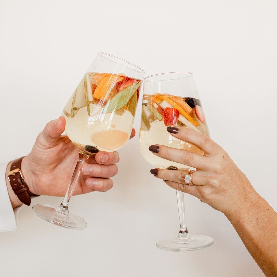 Cheers to #friyay! 🥂⠀⠀⠀⠀⠀⠀⠀⠀⠀
✨⠀⠀⠀⠀⠀⠀⠀⠀⠀
Heading Into the weekend with mimosas (margaritas for me 🙌🏻) sunshine, and opals! ⠀⠀⠀⠀⠀⠀⠀⠀⠀
✨⠀⠀⠀⠀⠀⠀⠀⠀⠀
📸: @alisanicholle ⠀⠀⠀⠀⠀⠀⠀⠀⠀
Venue: @pear_tree_estate ⠀⠀⠀⠀⠀⠀⠀⠀⠀
Rings: Me!