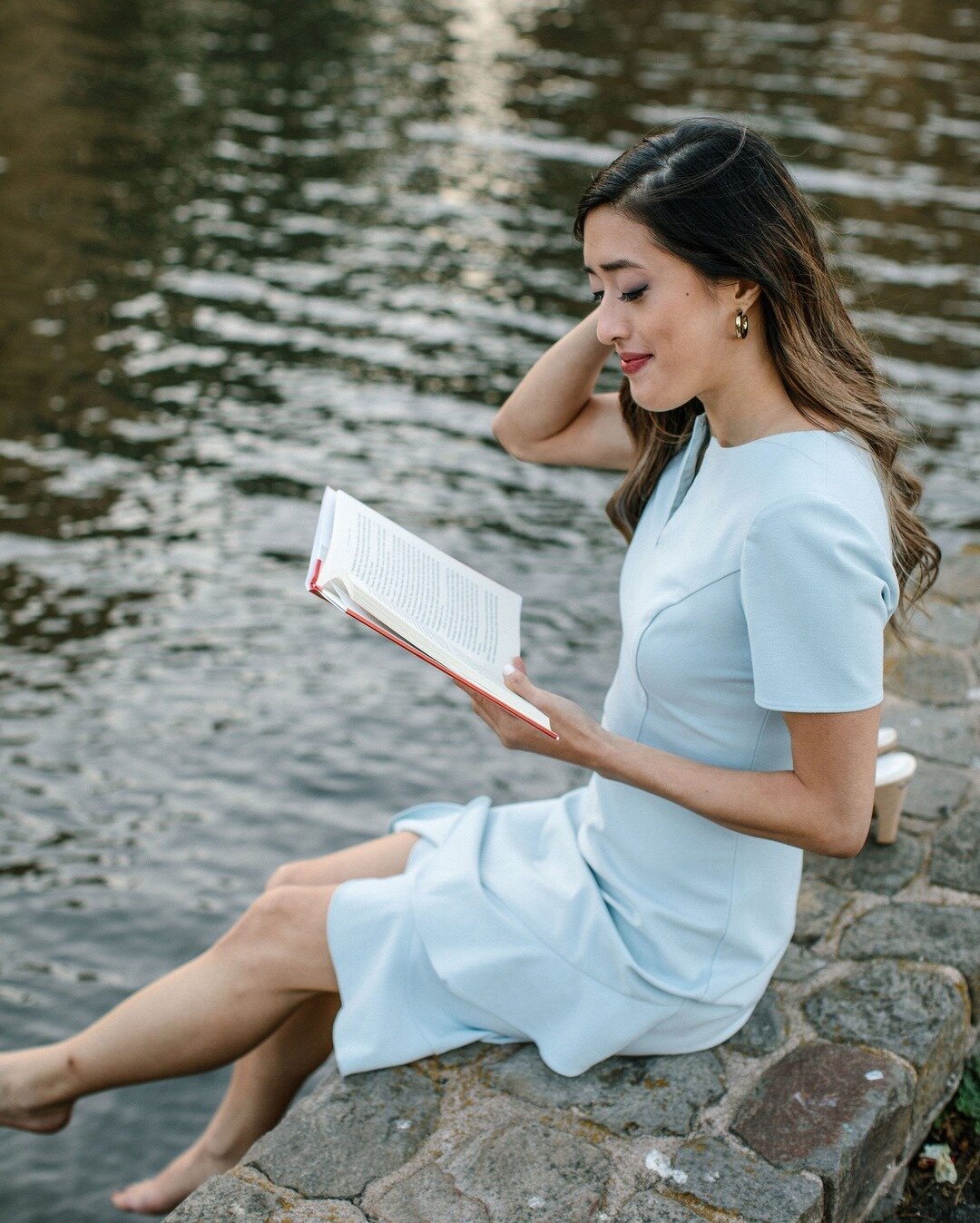 [My favorite real estate books!]
There are few things I adore more than reading:  lounging on the beach as the clouds go by, in a cute cafe -- ideally in a foreign country, relaxing in the tub with some music, in my cozy bed on a rainy day... anywher