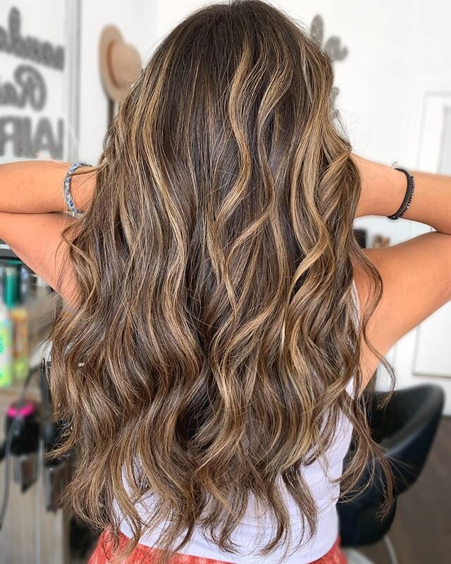 Quarantine WHO ????
this babe is ready for an outdoor dinning night with her fresh hairrs
⠀⠀⠀⠀⠀⠀⠀⠀⠀
@oligopro for her partial balay
@colordesignhair for her sparkle touch up
@redken for her tone
@amika SOUL FOOD treatment
a good trim ✄
Velveteen Drea