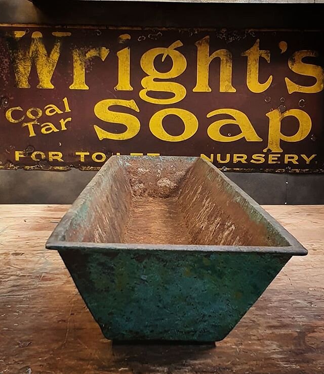 What a lovely weekend to be stuck in the garden 🤗 thinking of a new planter to match your vintage flare ....? This stunning cast iron  trough is now available. Is a great size of over 6ft long. And just look at the old stripped paint lots of differe