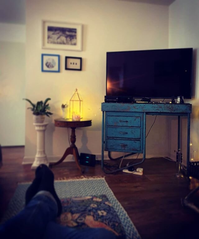 Great to see @rowanh27 enjoying his machinist workbench. Great idea of his to repurpose as a tv stand ! 👌🤛 what a cool room! 
#vintage #salvage #upcycled #suffolk #upcycledfurniture #vintagedecor #interiordesign #lighting