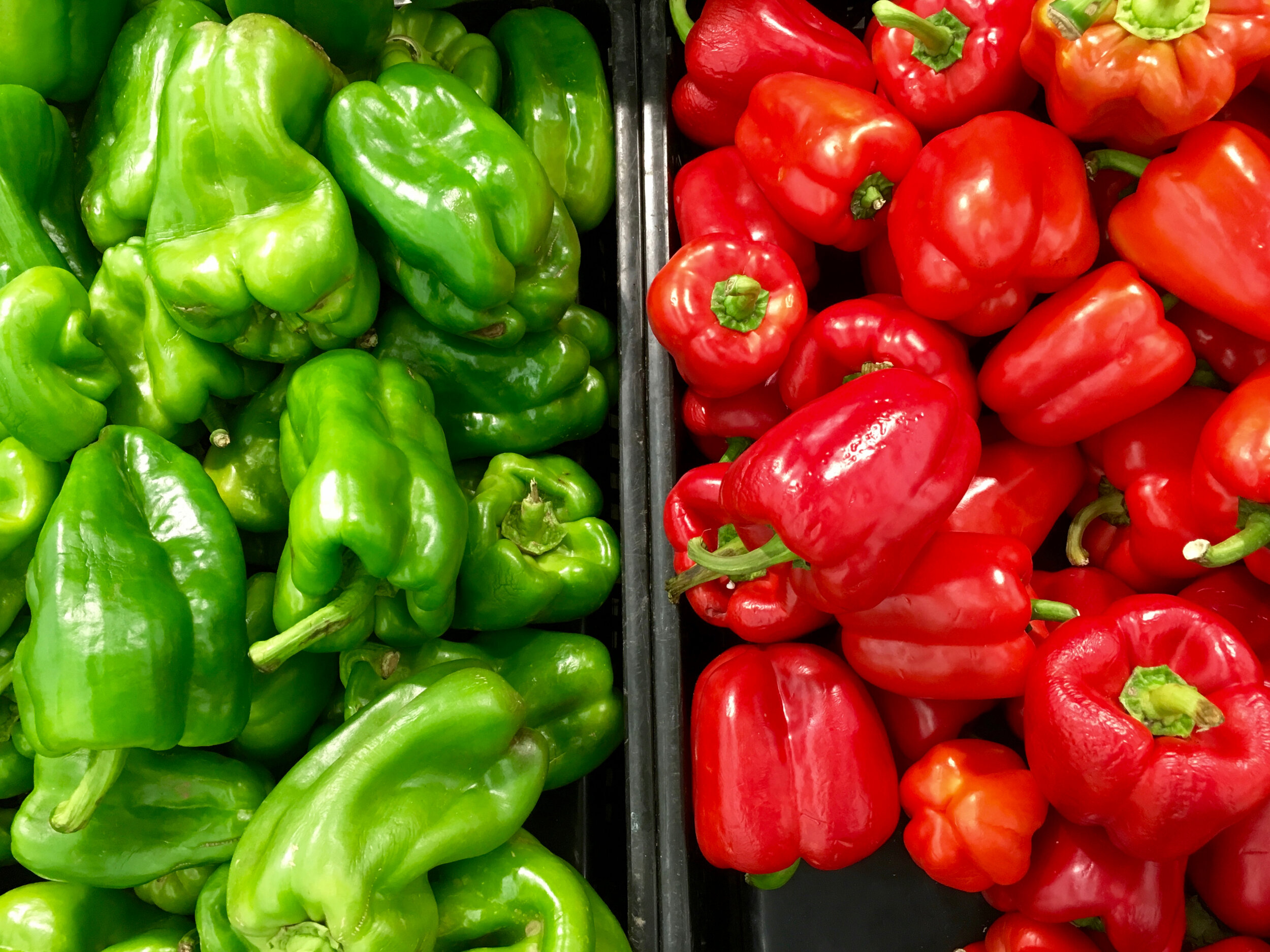 Why You'll Never Find A Green Bell Pepper In A Multi-Pepper Pack
