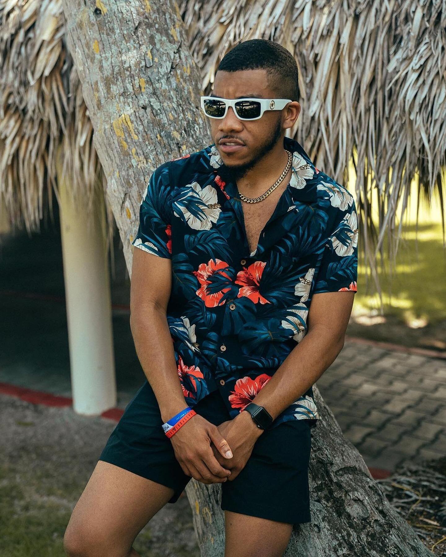 Keep your shades fly, and your shorts hoochie. 😎😎😎

📸 @crookslanemedia 

#thereturnofMrColombia 💪🏾💪🏾💪🏾 
#foamparty 
#summer #travel #travelphoto #blackmentravel #blackmentraveltoo #blackandabroad #happyfriday