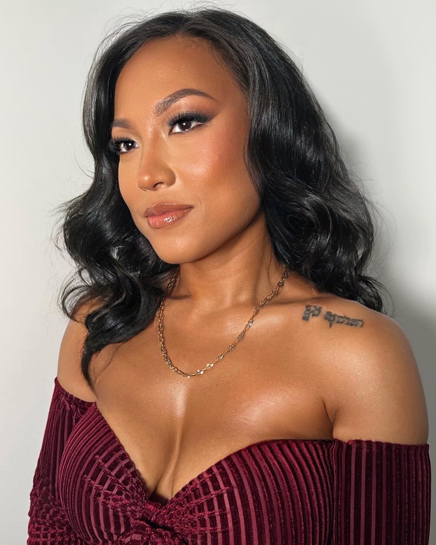 Birthday Beat - The best accessory to your bday look ❤️&zwj;🔥

Eyes 
@refybeauty Brow Sculpt Gel
@westmanatelier Bonne Brow Defining Pencil
@makeupbymario Master Mattes Palette 
@charlottetilbury Rock N Kohl Eyeliner (Universal Nude)

Skin
@diorbeau