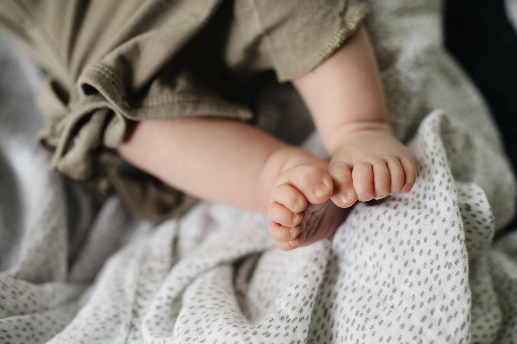 mom and dad in sausalito with baby when should we take newborn photos_20.jpg