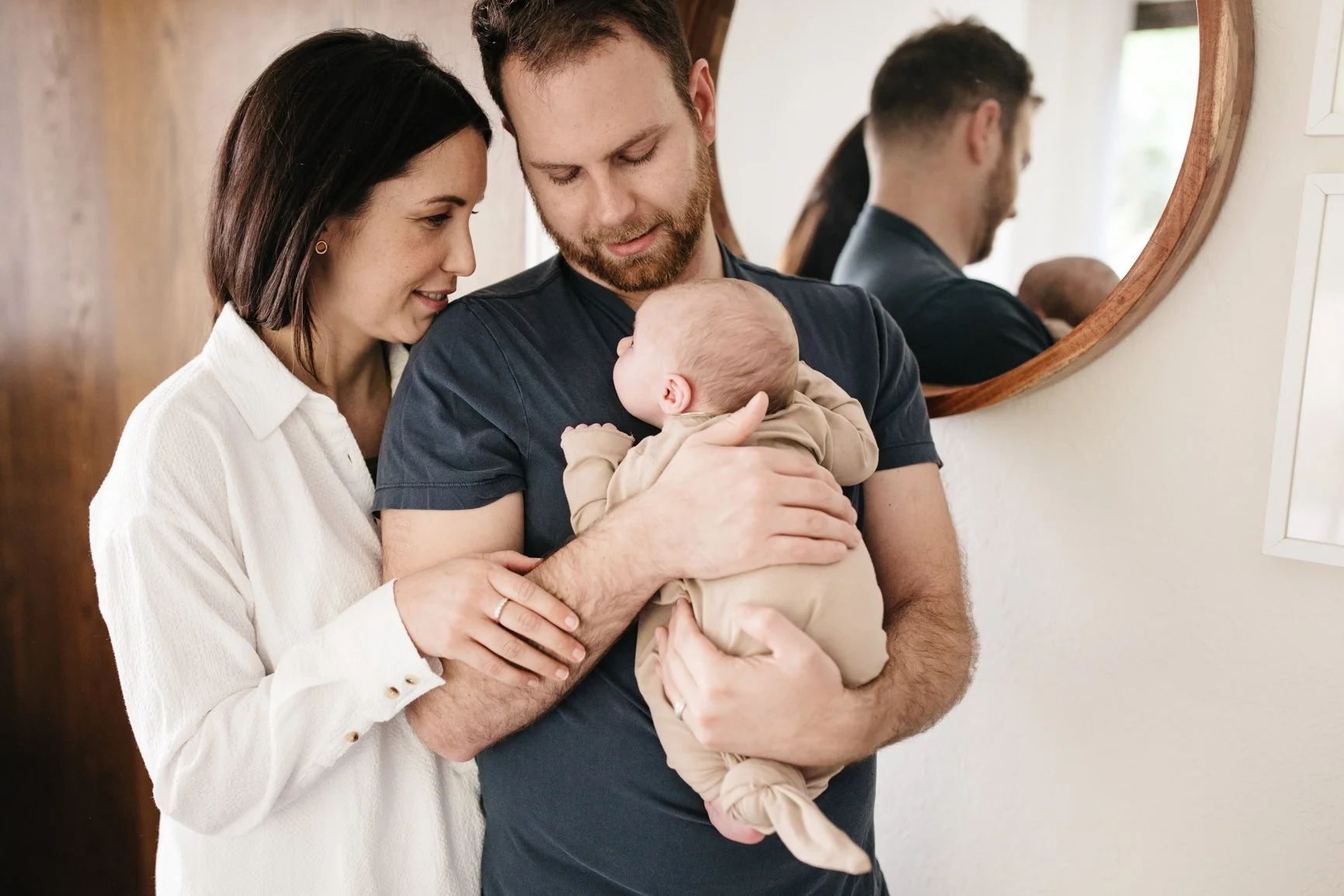 mom and dad in sausalito with baby when should we take newborn photos_30.jpg