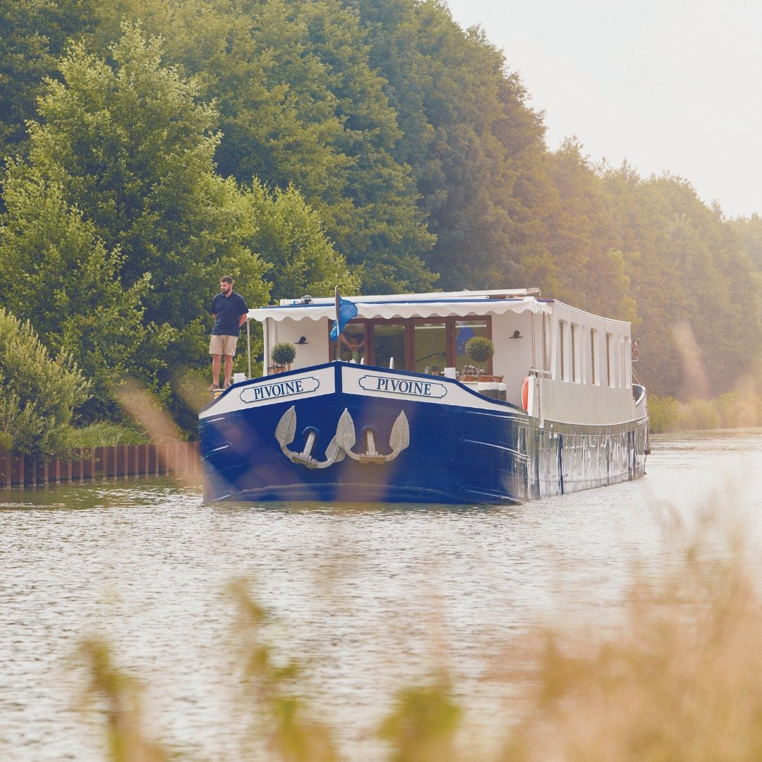 Meet the river barges that sail around the quaint back channels of France, converted into luxury floating villas filled with character and charm 👇🏻.

Le Bateaux Belmond winds through the countryside of France, capturing the destination's quiet, ser
