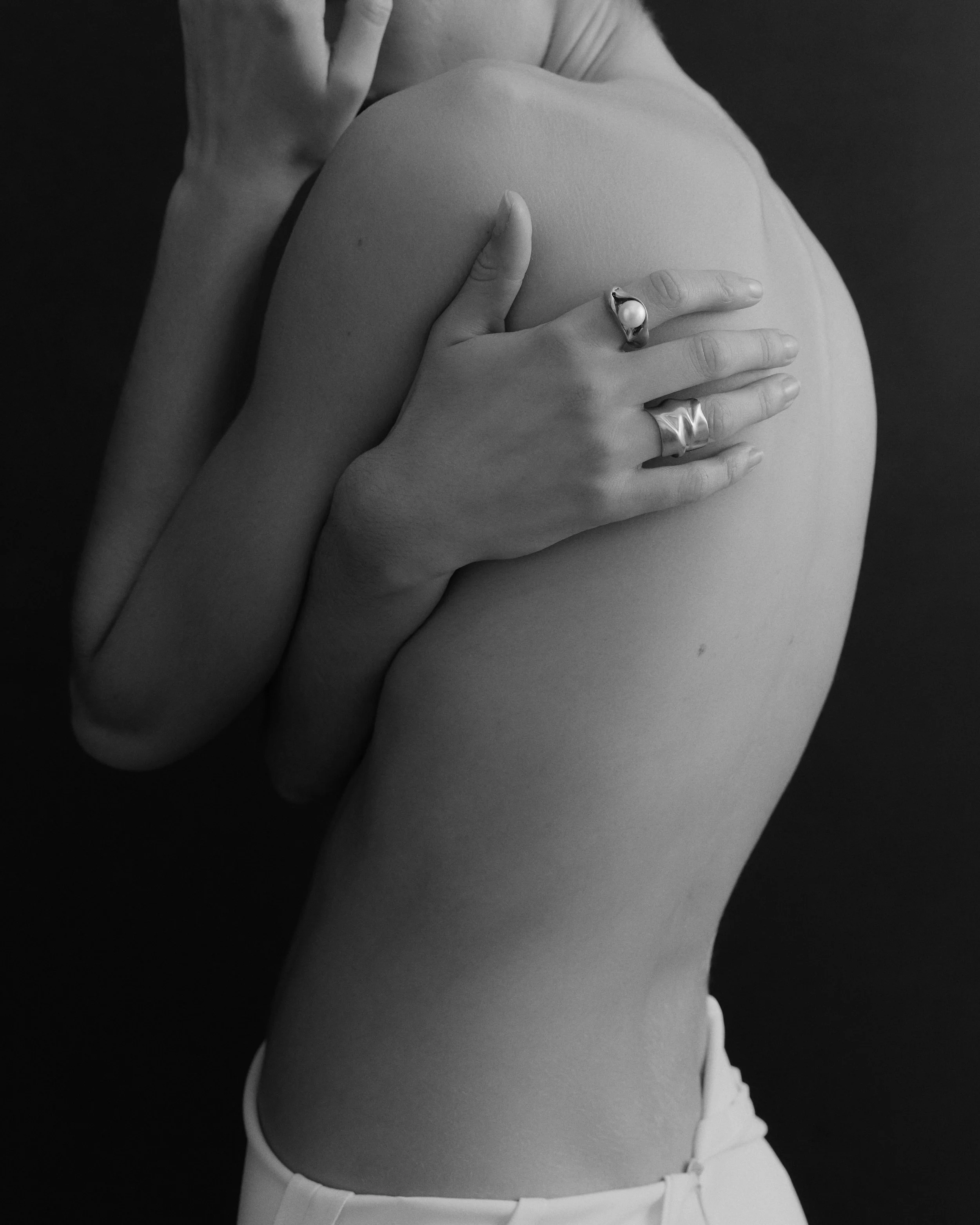 AF2532_CAROLINA_DE_BARROS_CAMPAIGN_S18_1373_FIN_BW.jpg