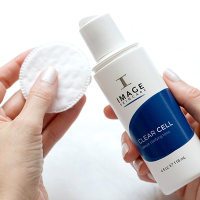 lifestyle-shots-2clear-cell-salicylic-clarifying-tonic-01_400x.png