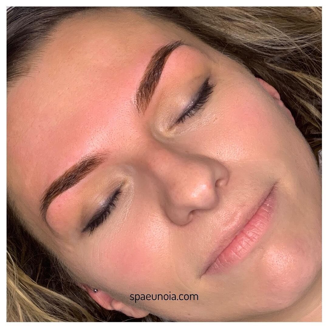 Microshaded brows add volume for a defined &ldquo;filled in&rdquo; look. Can&rsquo;t wait to see these healed!  #permanentmakeupartist #qeyebrowspecialist #microbladingartist #pmuworld #lashes👀 #browstattoo #combobrows #licensedesthetician #masteres