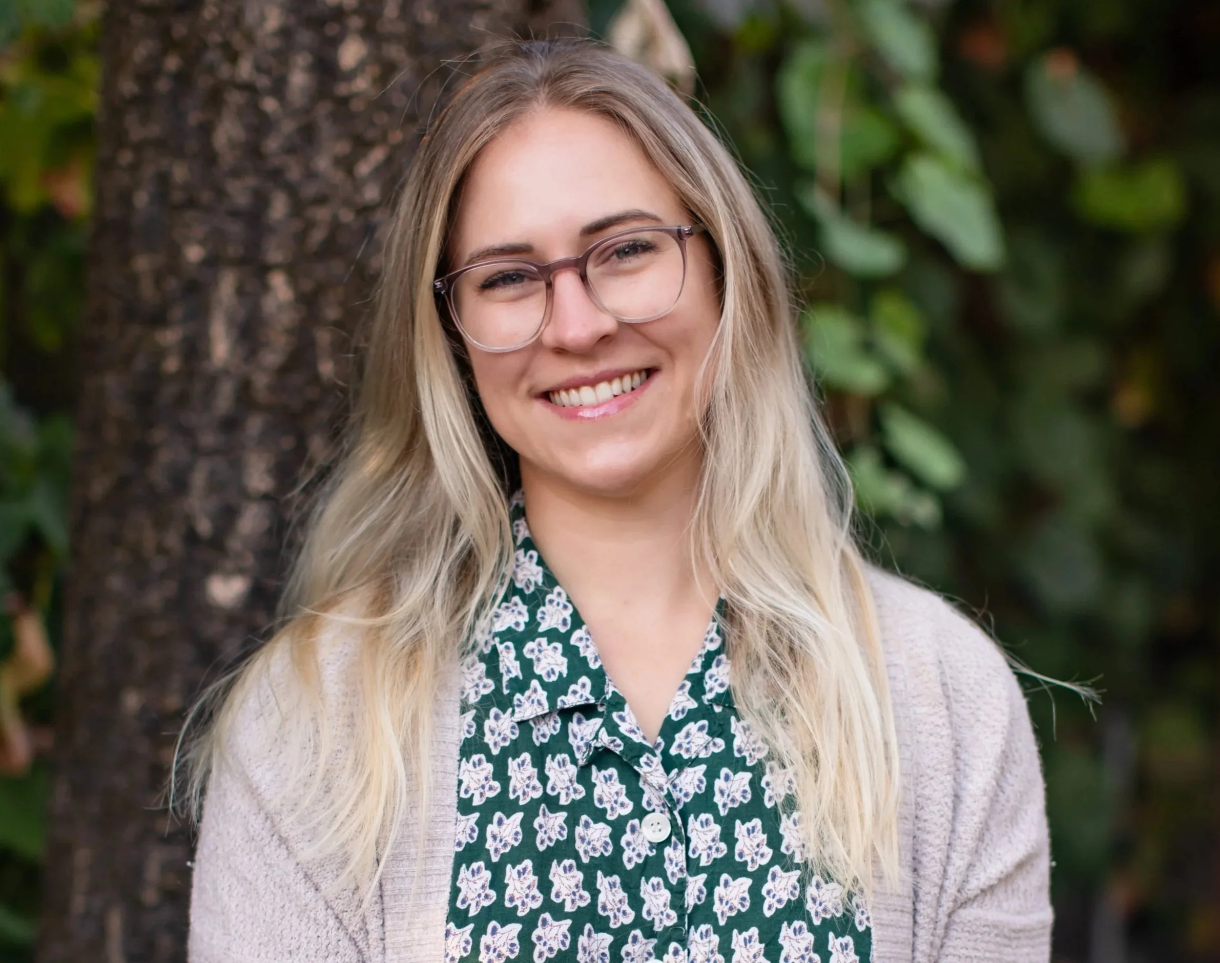 Headshot of a nutrition therapist, exuding warmth and approachability.
