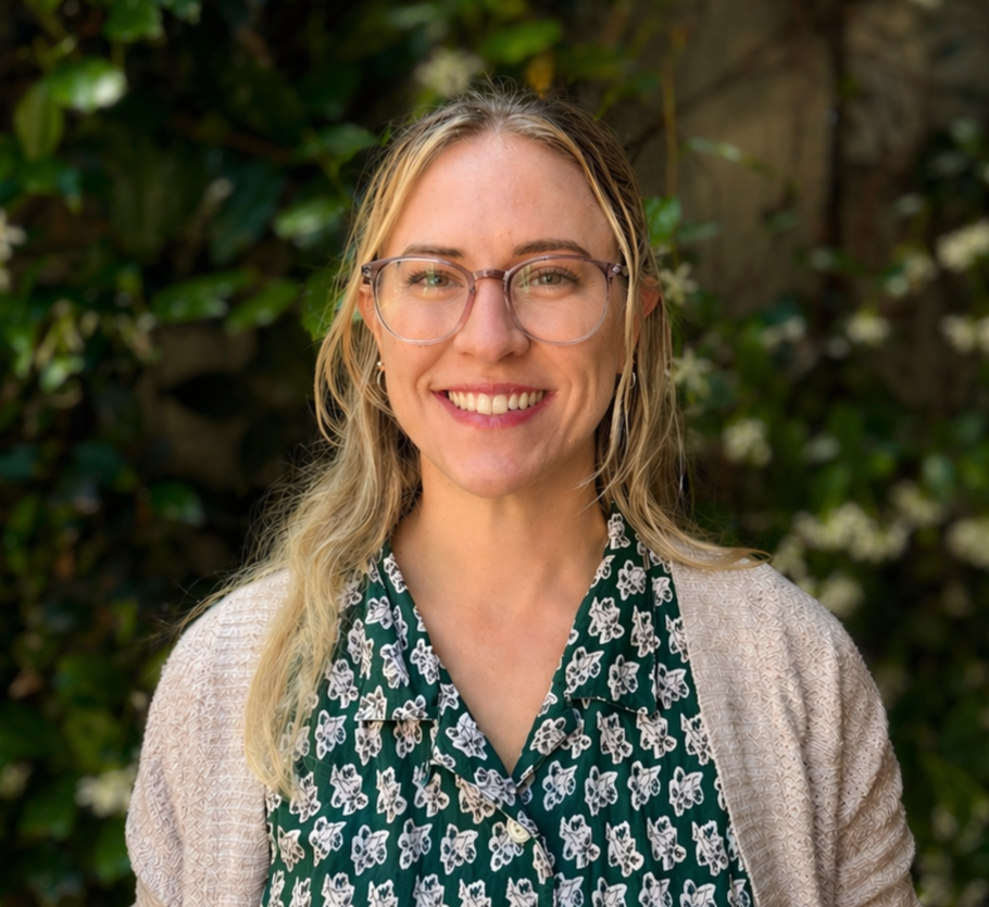 Headshot of a nutrition therapist, exuding warmth and approachability.