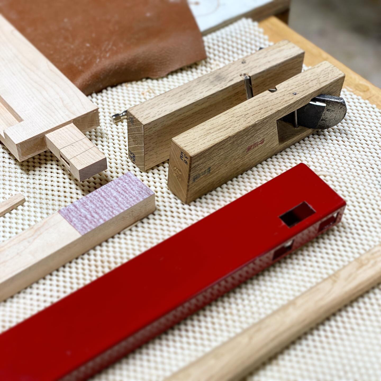 Fitting tenon cheeks and cutting wedge shots on another knock down tension desk. This one will have some new features.