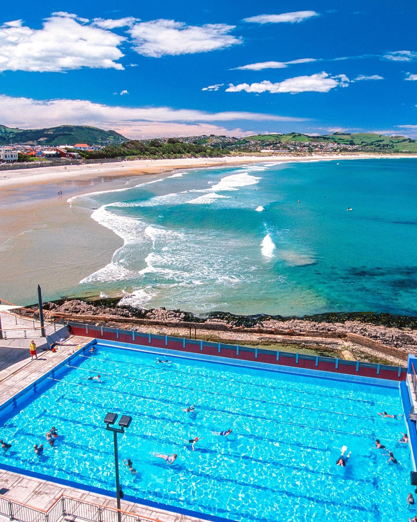 St Clair Pool is an outdoor saltwater pool built on a lovely site at the southern end of St Clair beach in Dunedin, New Zealand 😍 🇳🇿 Its stunning views on the wild Pacific Ocean and location next to the beach with white sand makes it a perfect spo
