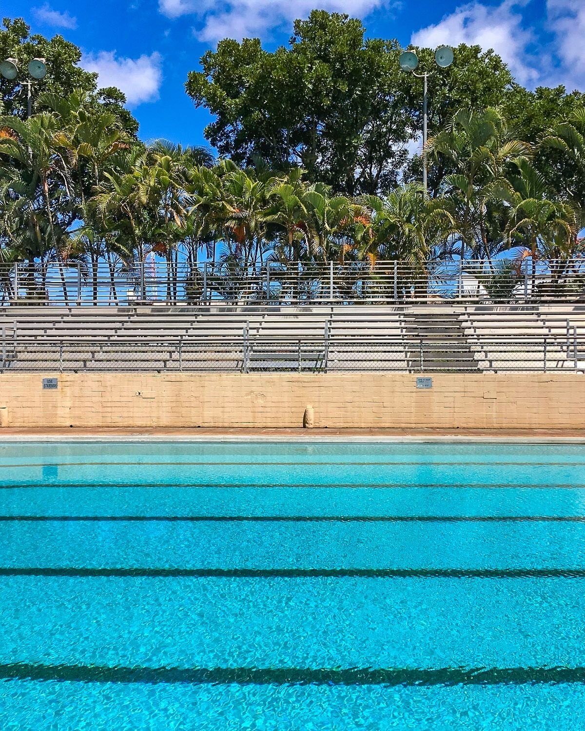 Honolulu&rsquo;s first recreational swimming pool was opened in 1949 🏊&zwj;♂️ ✨ and is dedicated to the men from Wahiawā who died in World War II. Have you ever visited the Hawaii islands? 🏝 🇺🇸
.
.
📸: photo by @honolulumag 
#swimvenue
#swimming