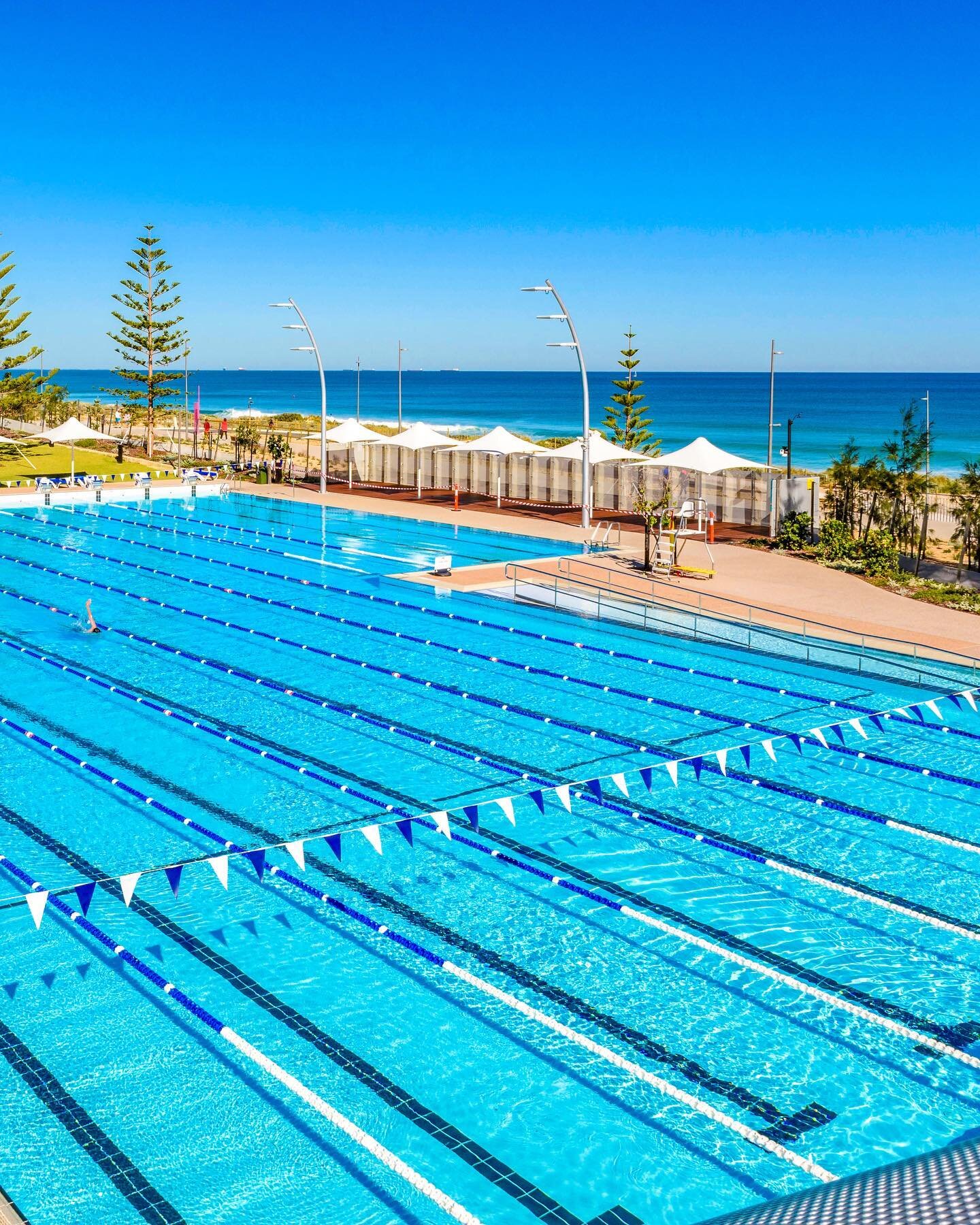 Dream for every swimmer, having a workout next to the Ocean 😍 🏝 🏊&zwj;♂️ Scarborough Beach Pool in Western Australia is an aquatic facility offering the combo of geo-thermally heated 50 metres and 25-metre pool 🇦🇺
.
.
#swimvenue #swimming #swimm