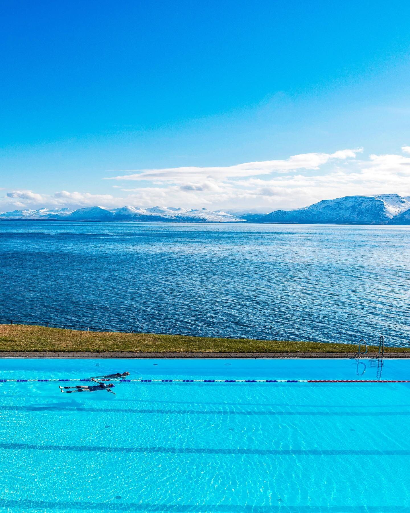 Beautiful swimming pool at Hofsós, Iceland 😍 🇮🇸 overlooking the fjords and blue sea of Skagafjör&eth;ur 🌊 ✨
.
.
#swimvenue #swimming #swimmingpool #hofsos #iceland