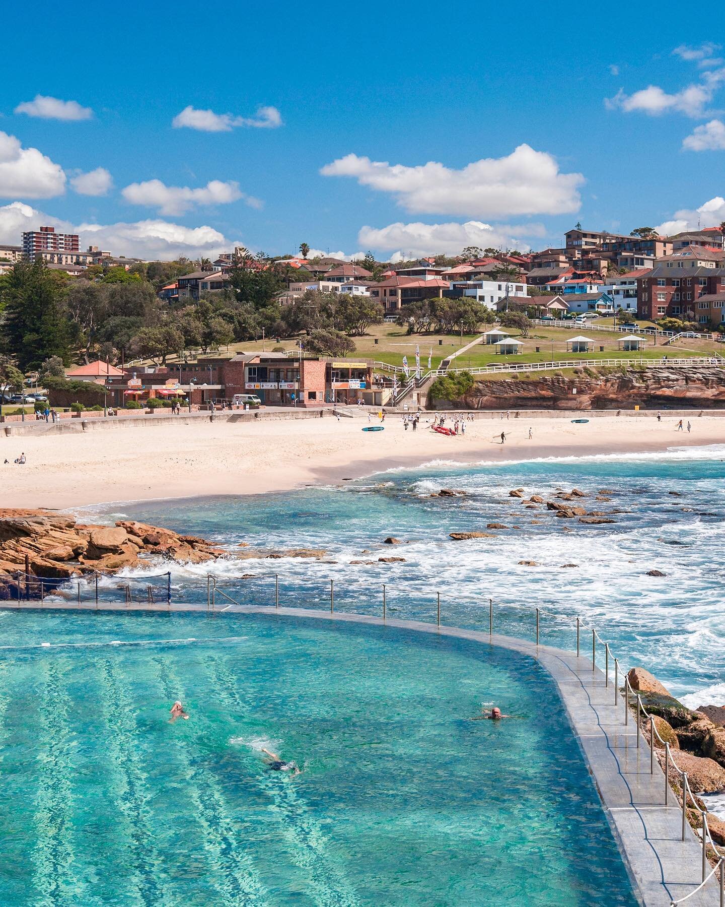 Small swimming paradise is located in the eastern suburbs of&nbsp;Sydney,&nbsp;Australia, 2&nbsp;kilometres south of&nbsp;Bondi Beach ✨ 🇦🇺 Bronte Rock pool is one of the most beautiful ocean pools in the world, offering stunning beach views and uni