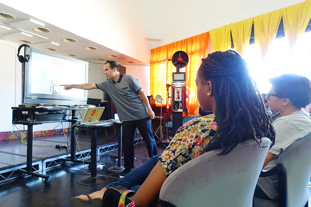 artworxLA students create Metro mural in Leimert Park 