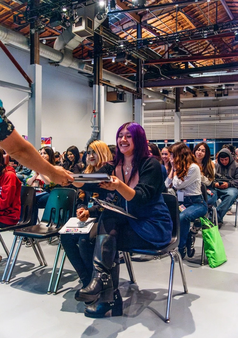 A Jack London student receives a sketchbook from artworxLA.  (Photo credit: Fabiola Lopez)
