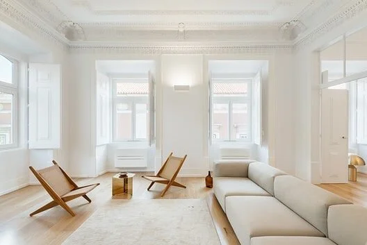 Bringing new elements to a space while keeping the already existing ones while not competing with&nbsp;one another is a great way to respect the past and&nbsp;still&nbsp;move forward with your style. Here we see the contemporary design flawlessly sit