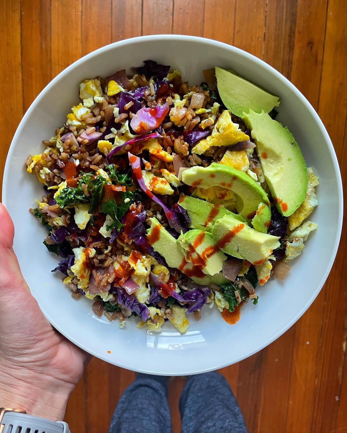 Brightening up this gloomy❄️day with #riseandrun Second Breakfast Fried Rice [pg.181] 🤩

Tis the szn to head to the pool on dark, icy mornings 🏊🏻&zwj;♀️ 😬I am bumping up my yardage and coming home to this has been perfect to fuel up afterwards🌟
