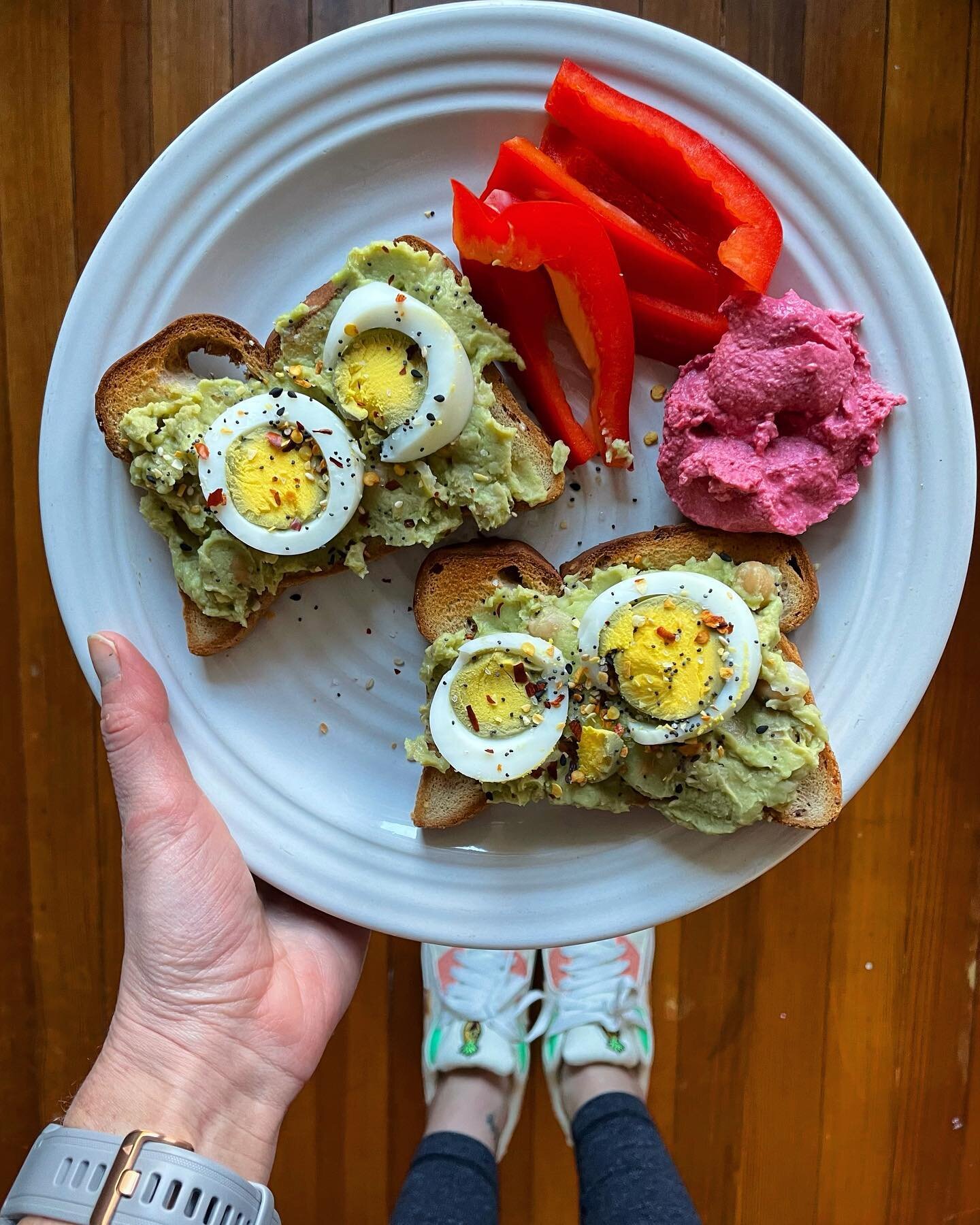 🤝🤝to yesterday Stevie for prepping this Whipped White Bean and Avocado Toast from Rise &amp; Run pg.167🥑 

This recipe was quick, easy, and let&rsquo;s be honest I&rsquo;ll take any reason to be generous with my fresh garlic 🤌

Adding beans to th