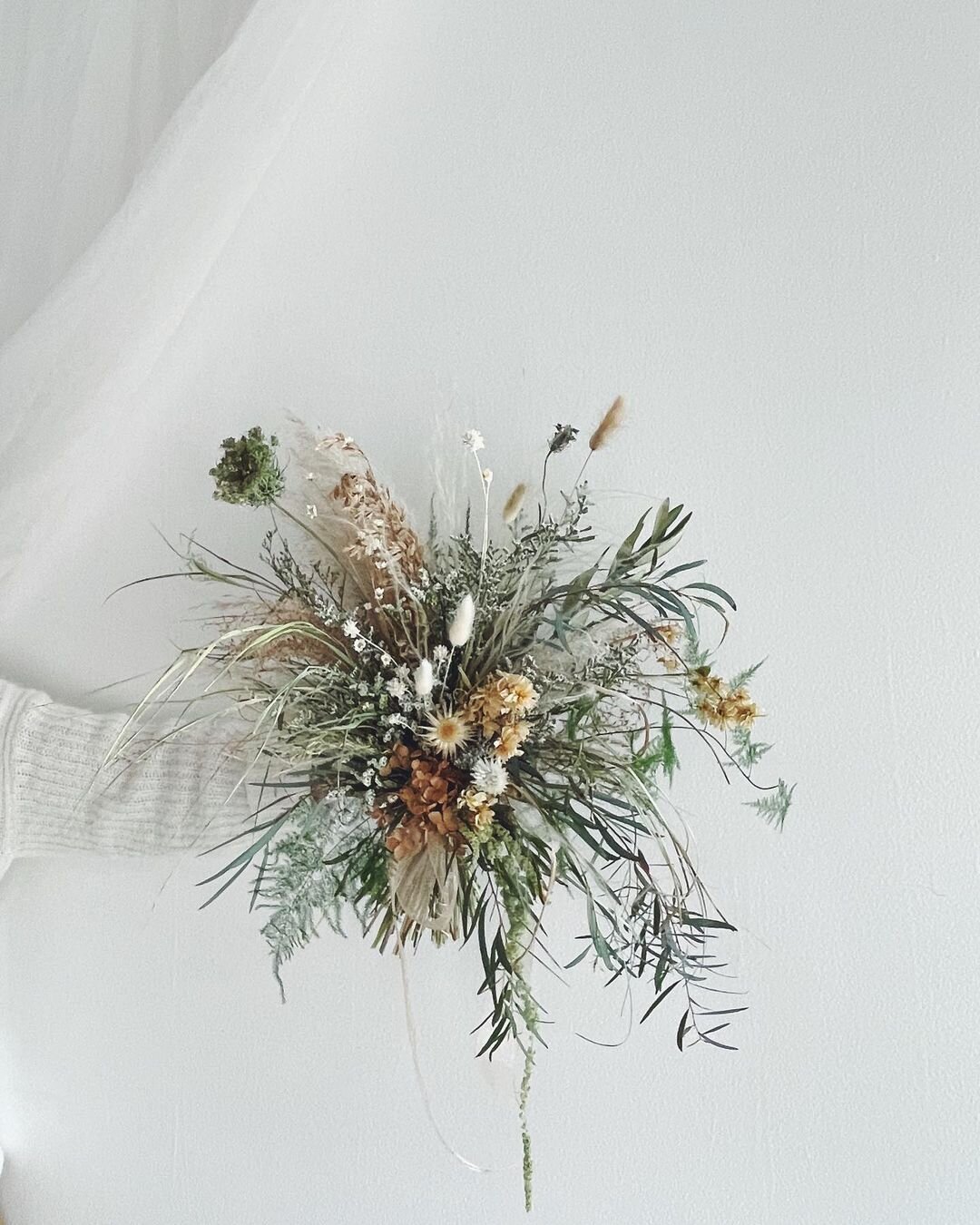 For Lisa on her wedding day ✨ Dried bridal bouquet, full of texture and special details_.jpeg